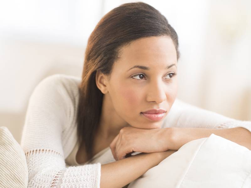 Dagdromende jonge vrouw denkt na over zwanger worden