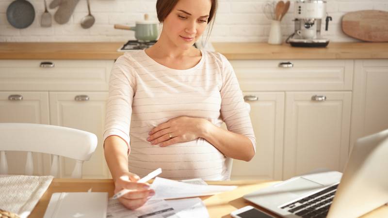 Zwangere vrouw oriënteert zich op overstappen zorgverzekering