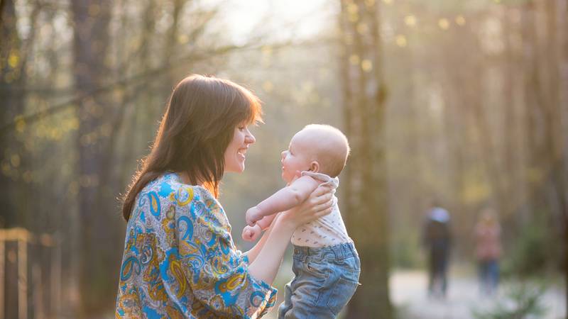 Moeder praat tegen baby