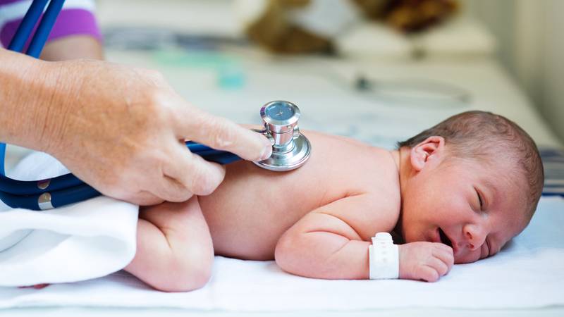 Baby wordt onderzocht bij het consultatiebureau